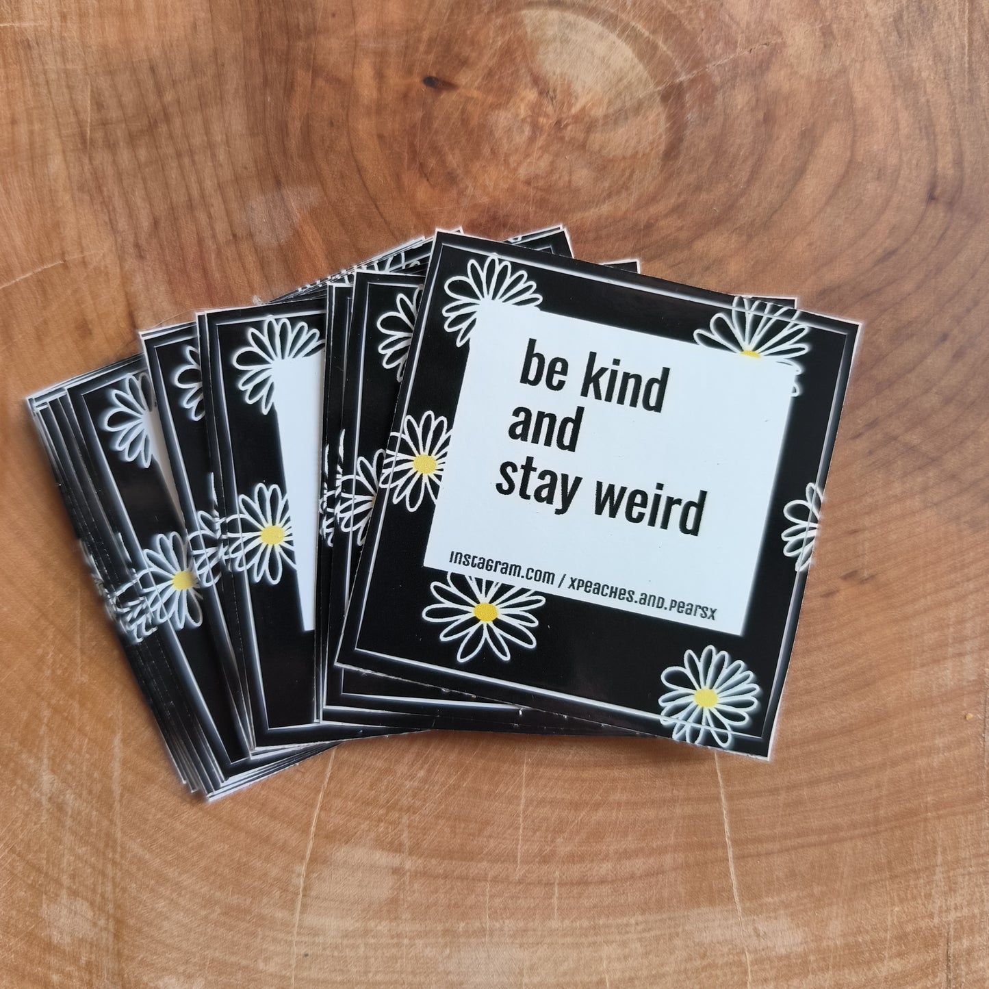 Sticker "be kind and stay weird"