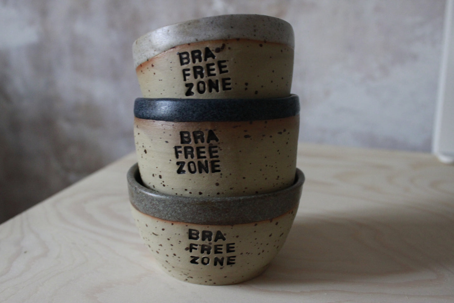 Becher "bra free zone"