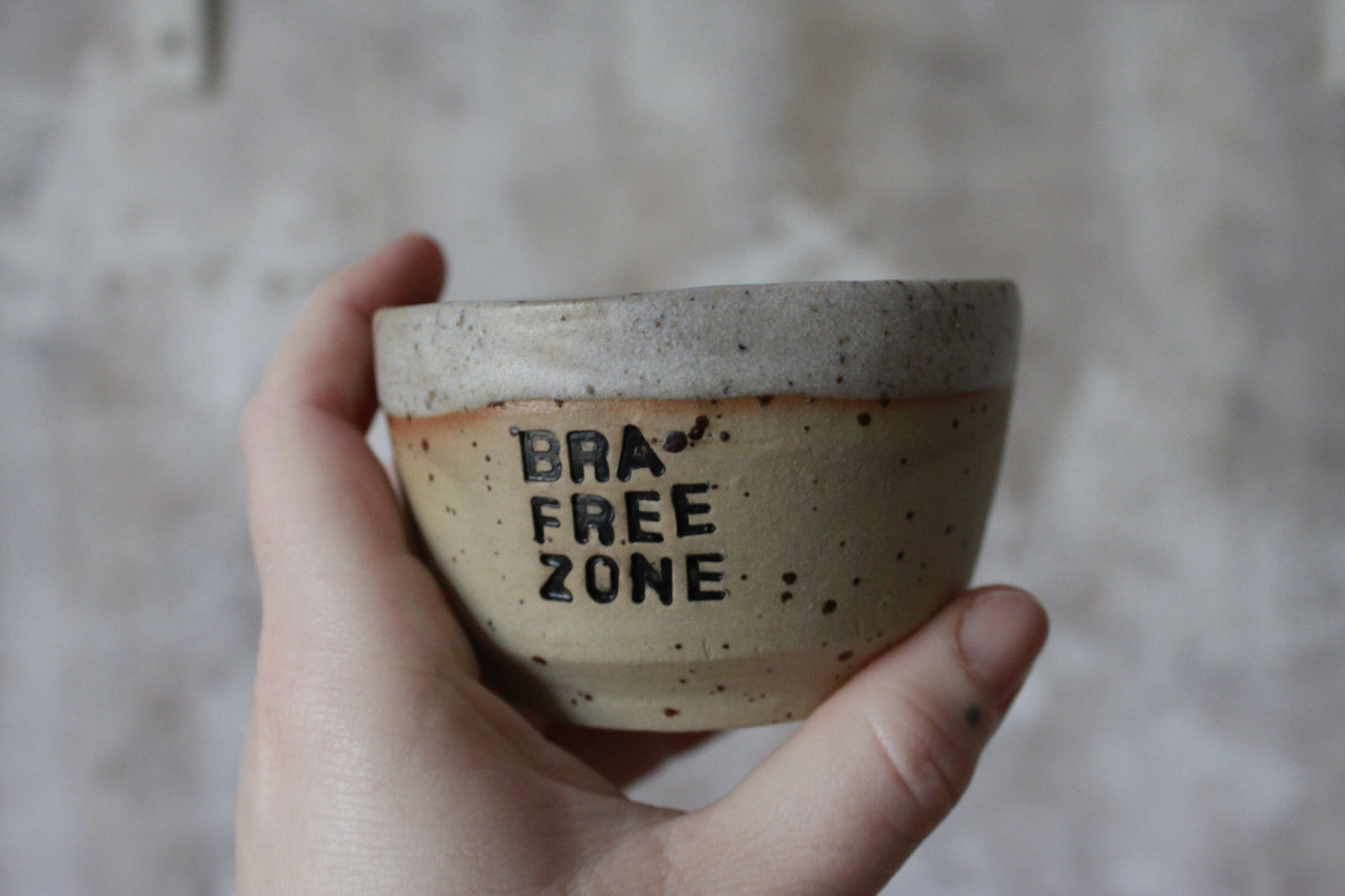 Becher "bra free zone"