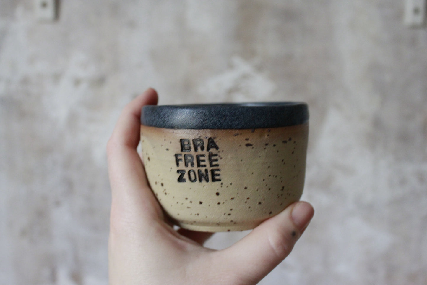 Becher "bra free zone"