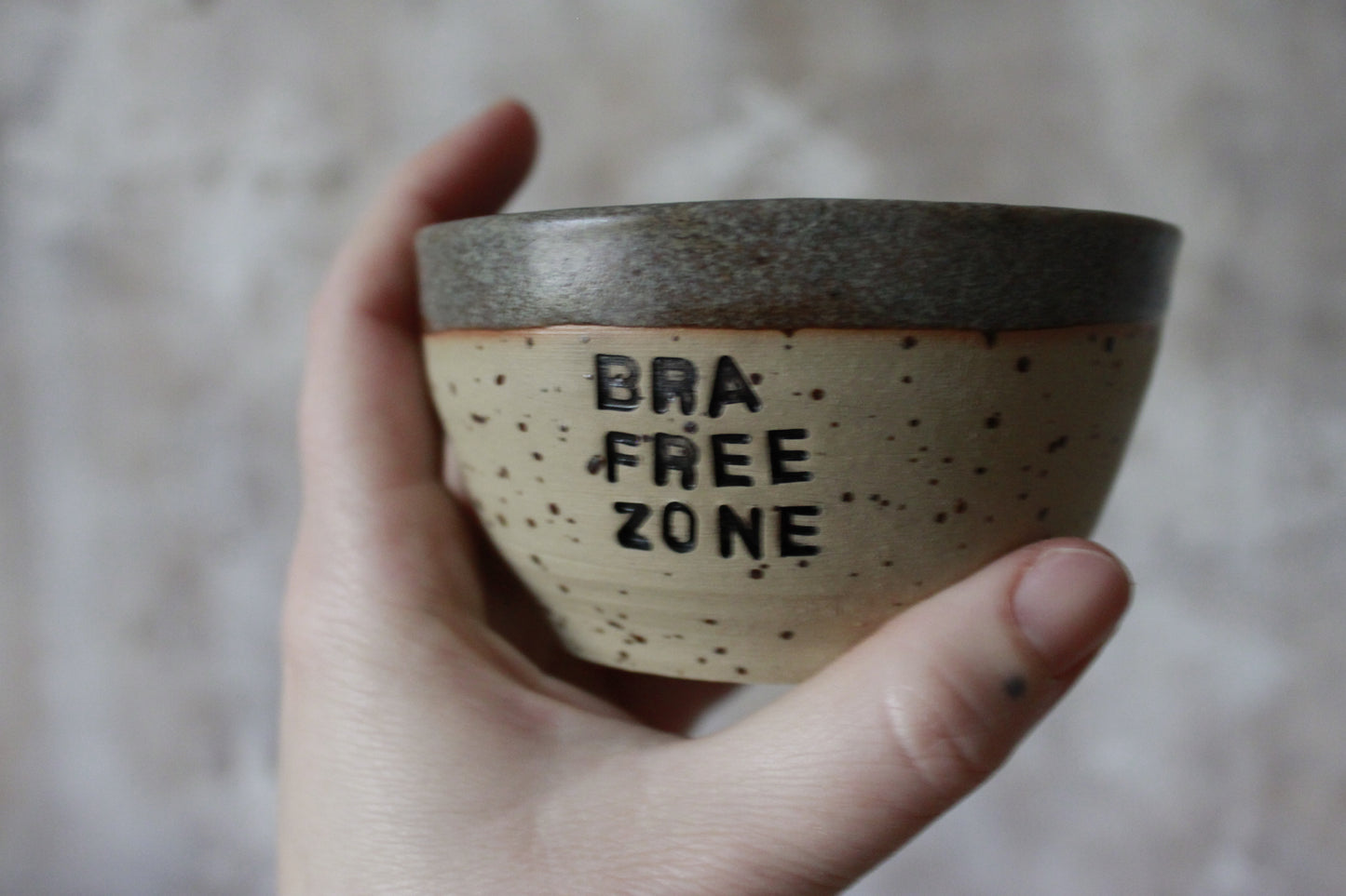 Becher "bra free zone"